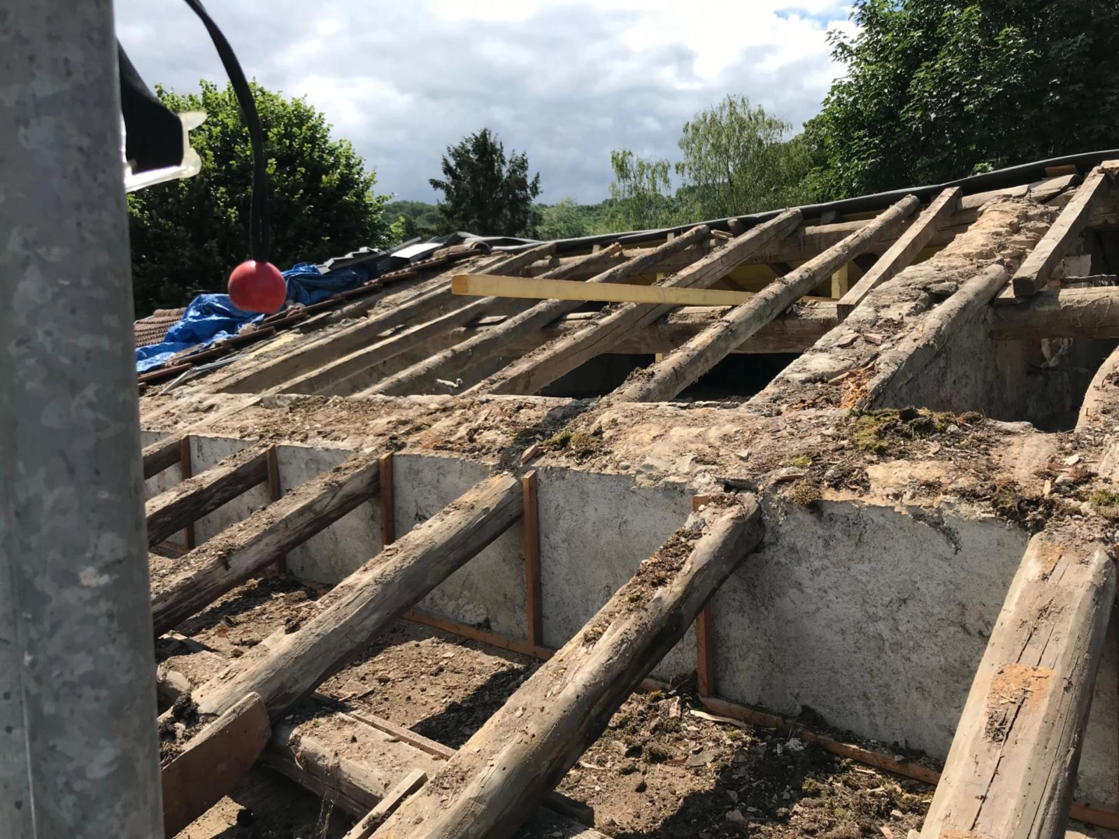 Charpente bois mise à nu lors d'une rénovation de toiture par Muller Toiture