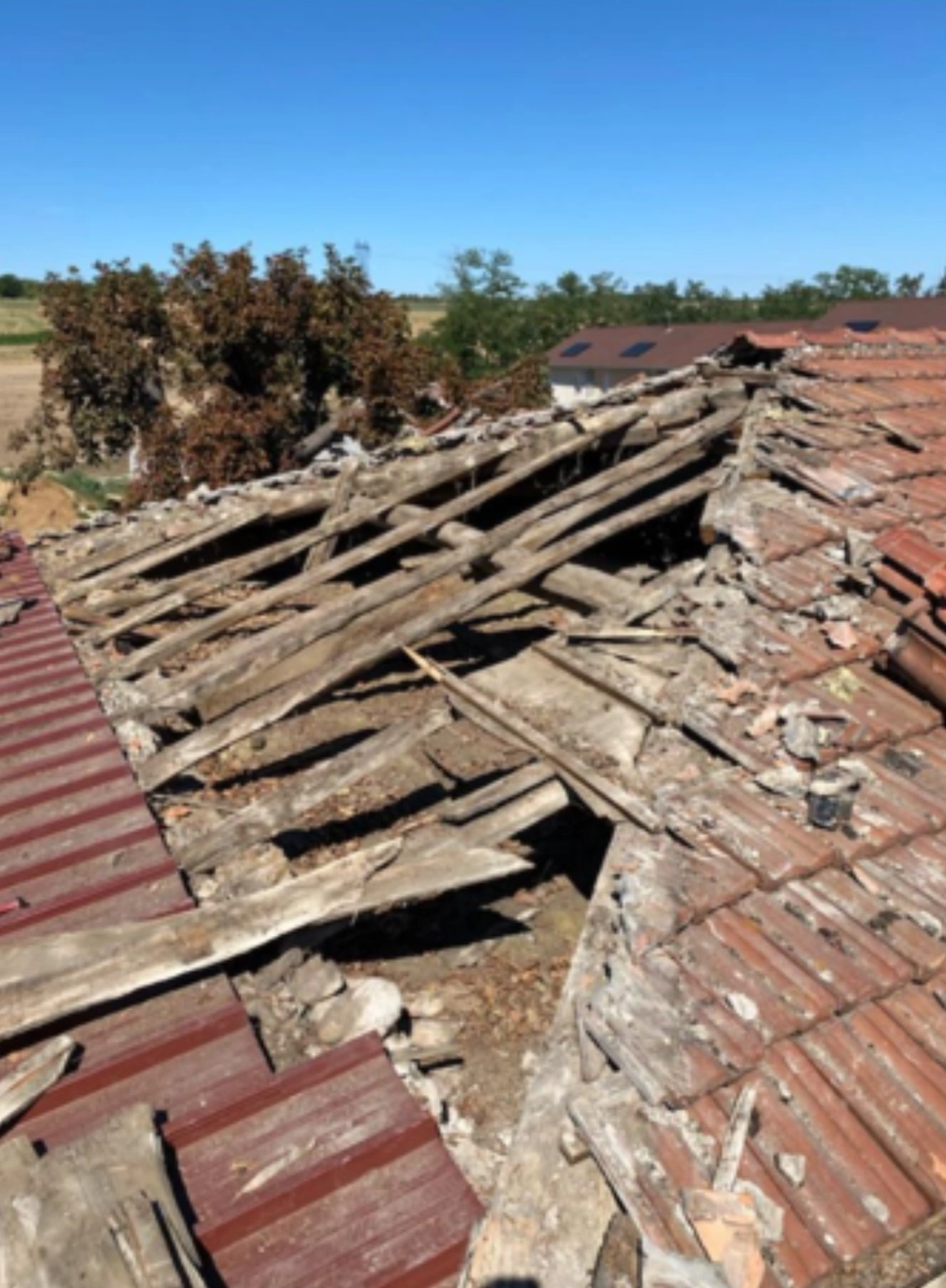 Charpente effondrée d'un bâtiment ancien avant reconstruction par Muller Toiture