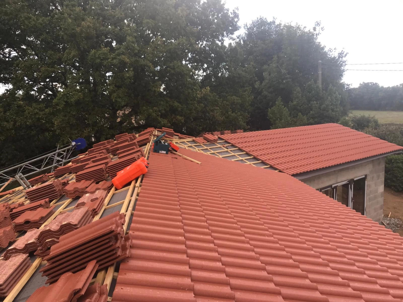 Couverture neuve en tuiles rouges sur liteaux par Muller Toiture, Est lyonnais