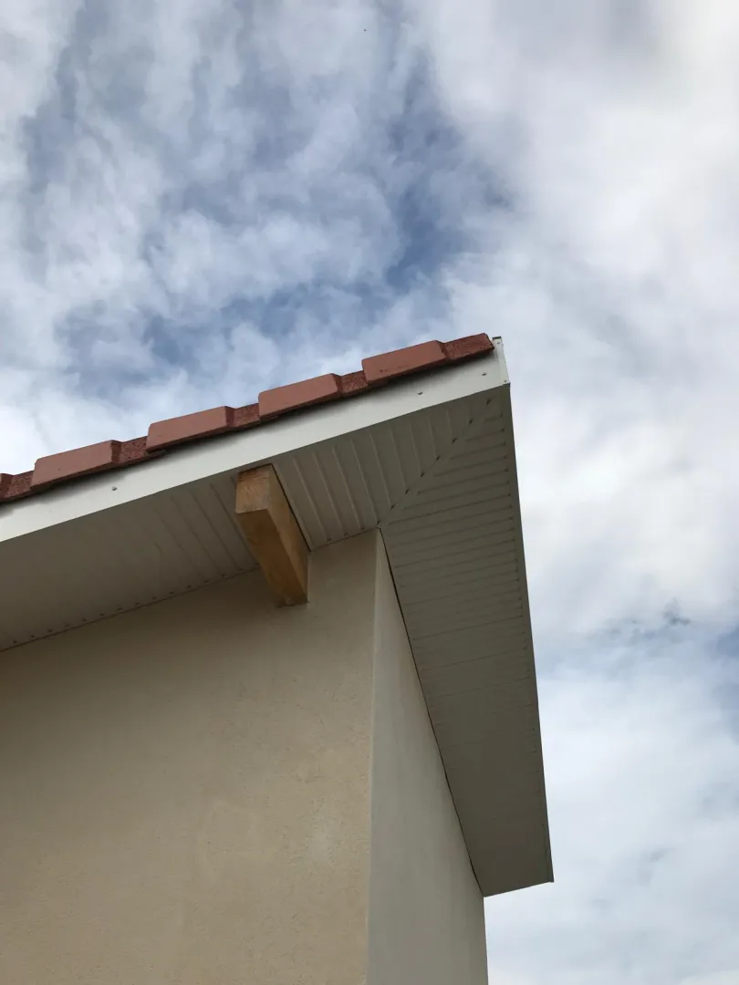 Détail de débord de toit et sous-face habillée par Muller Toiture