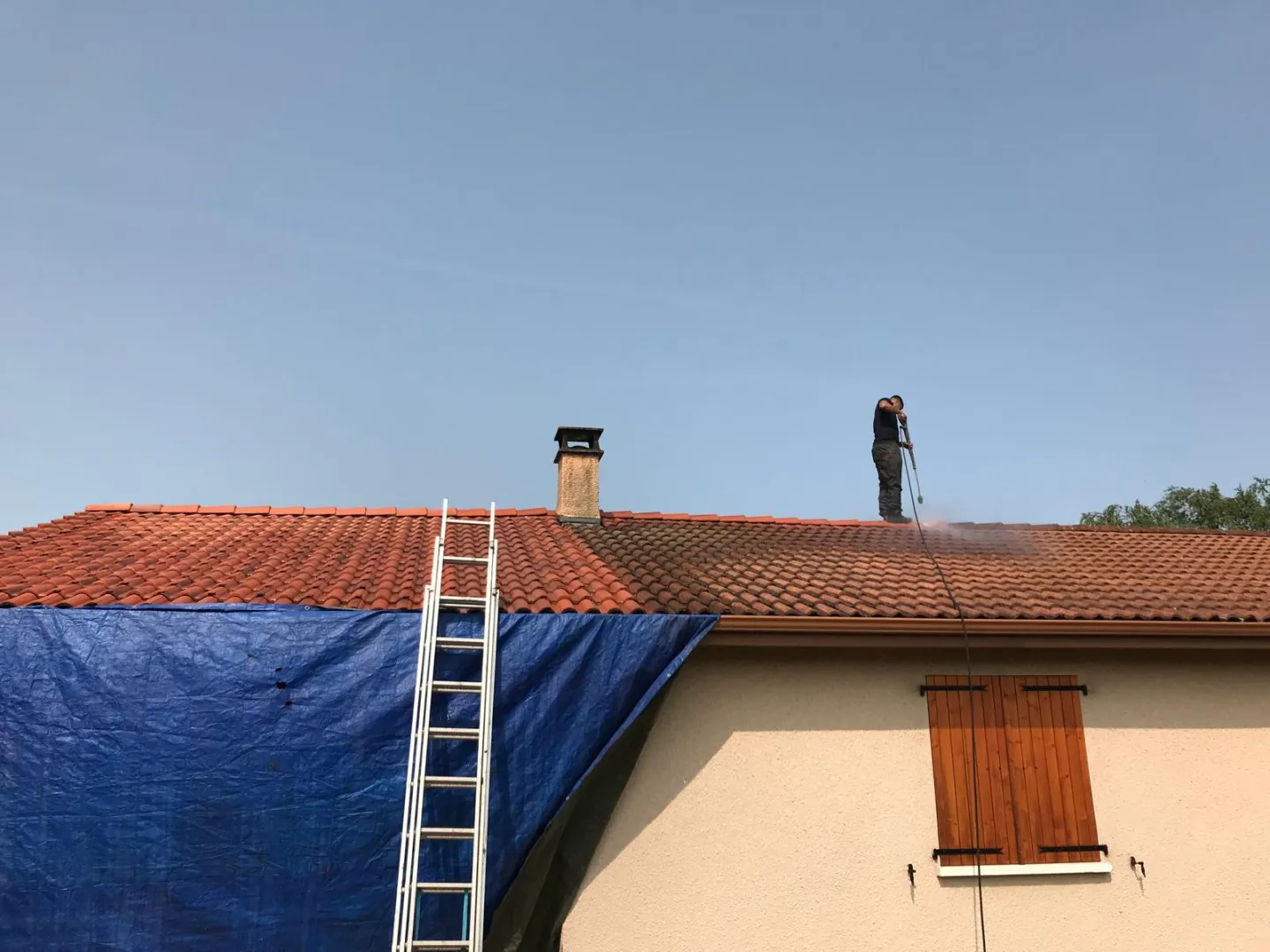 Démoussage haute pression d'une toiture en tuiles par Muller Toiture, couvreur Est lyonnais