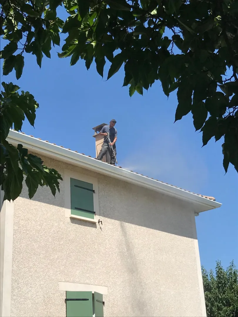 Démoussage de toiture sur maison à étage par Muller Toiture, couvreur à Mions