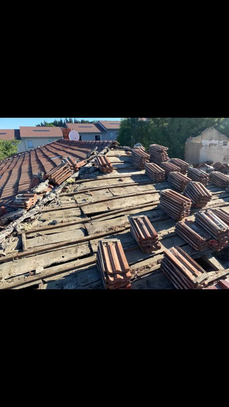 Réfection de toiture en tuiles avec dépose de la couverture et tri des tuiles pour réemploi par Muller Toiture, couvreur dans l'Est lyonnais