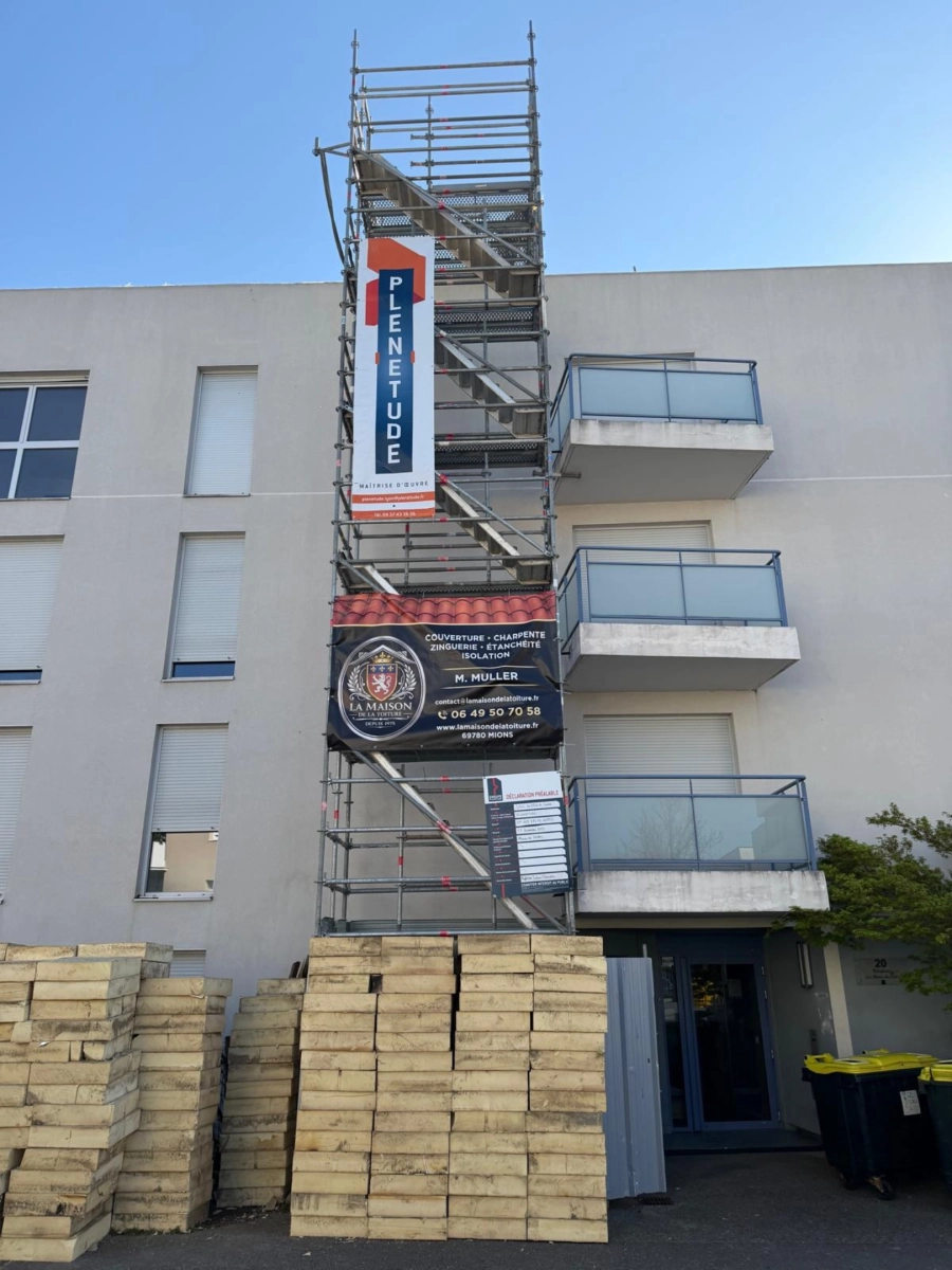 Échafaudage et chantier de couverture Muller Toiture sur façade d'immeuble, Est lyonnais