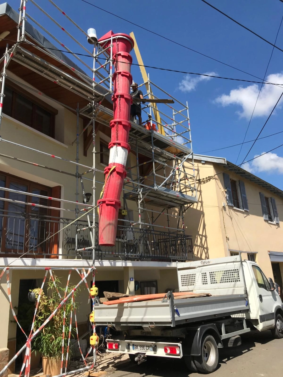 Échafaudage et évacuation de gravats sur un chantier de couverture Muller Toiture