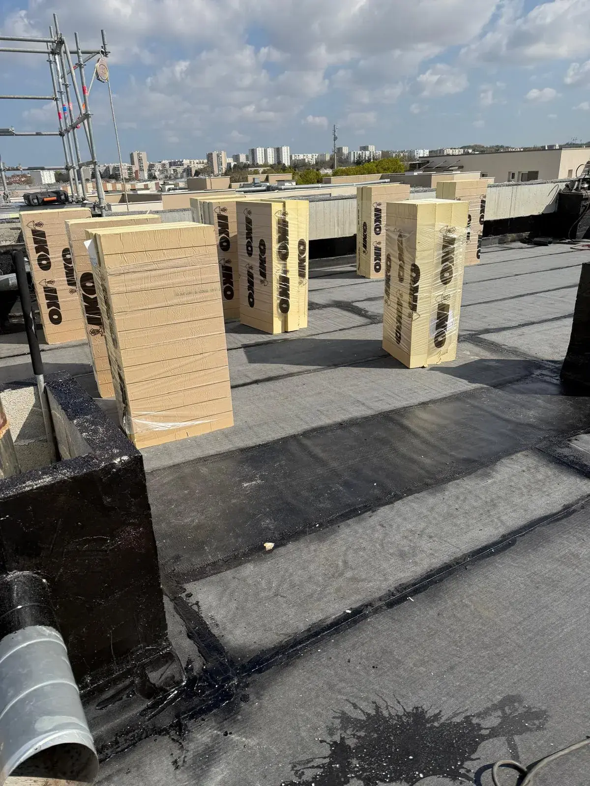 Panneaux d'isolation rigides posés sur une toiture-terrasse avant étanchéité par Muller Toiture, couvreur dans le Nord-Isère