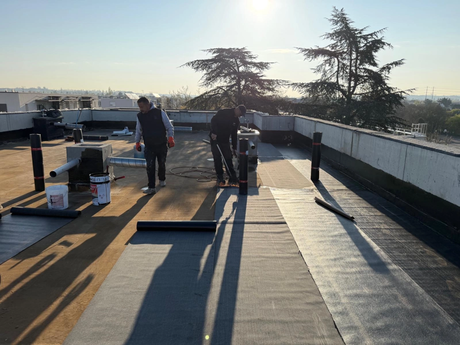 Pose d'étanchéité bitumineuse sur toiture-terrasse par les couvreurs Muller Toiture