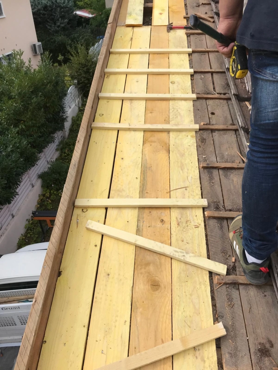 Pose de liteaunage neuf sur toiture par un couvreur Muller Toiture, Est lyonnais