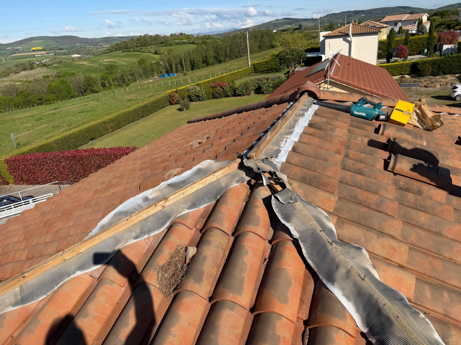 Réfection d'arête de toiture en tuiles avec closoir ventilé par Muller Toiture, Est lyonnais