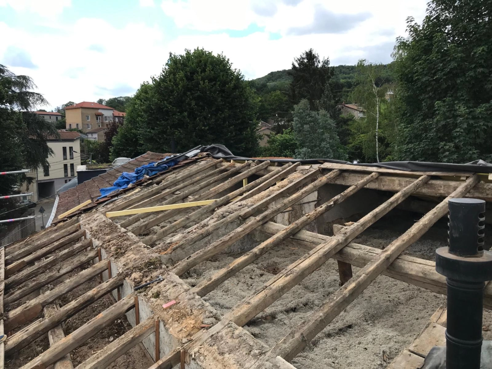 Chantier de réfection de charpente et toiture à neuf par Muller Toiture, Est lyonnais