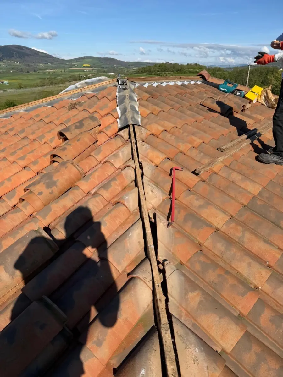 Toiture en tuiles avec vue sur les collines du Nord-Isère, chantier Muller Toiture