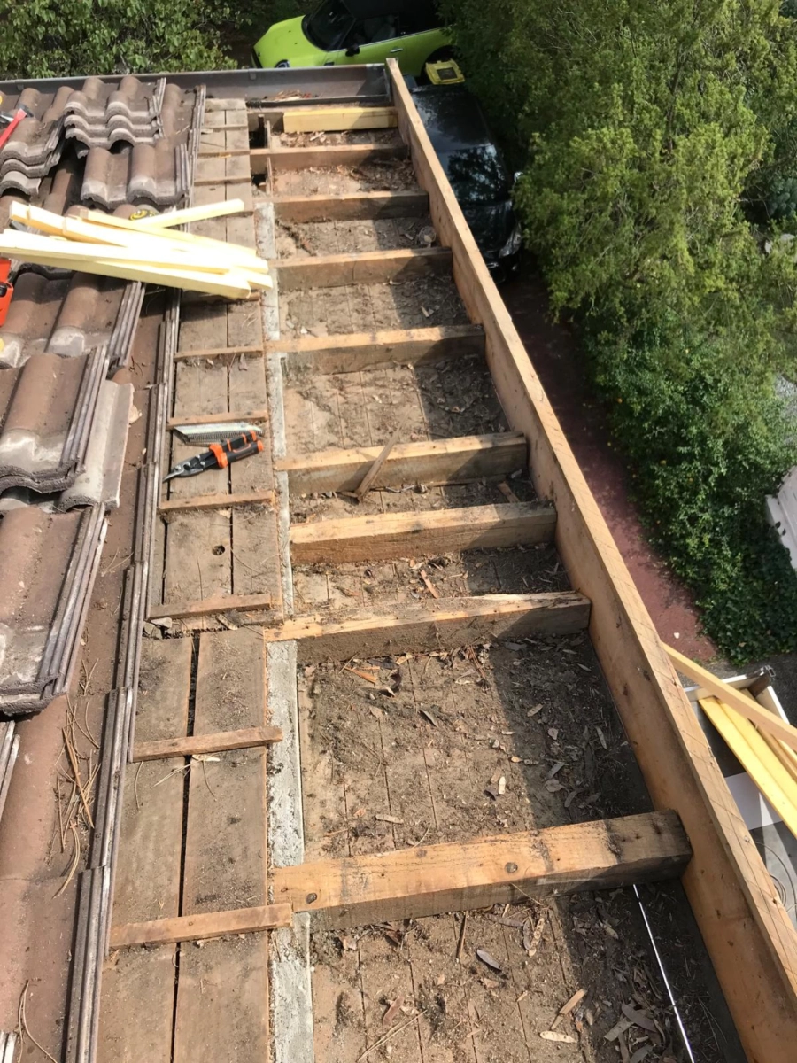 Rénovation de charpente bois sur toiture mise à nu par Muller Toiture, Nord-Isère