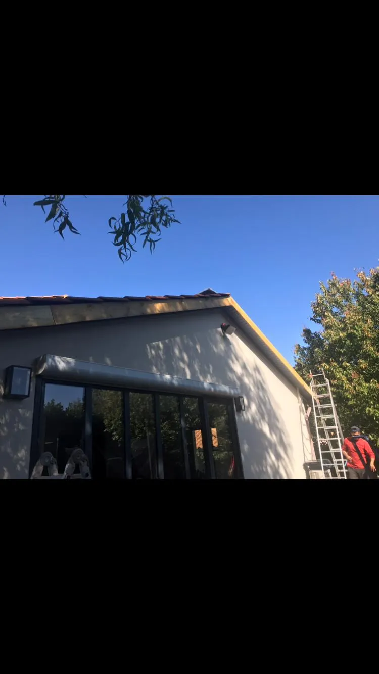 Rénovation de la rive et du faîtage d'une toiture en tuiles sur une extension contemporaine par Muller Toiture, couvreur à Mions dans l'Est lyonnais
