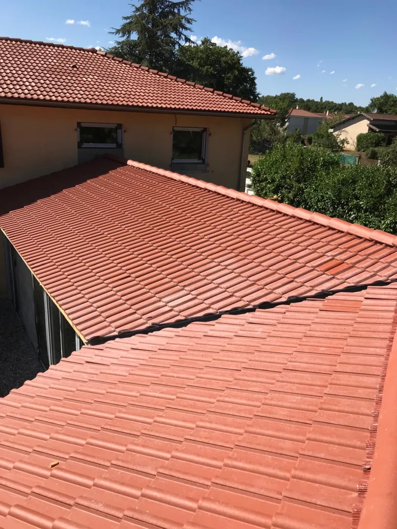 Toiture neuve en tuiles terminée par Muller Toiture sur maison pavillonnaire