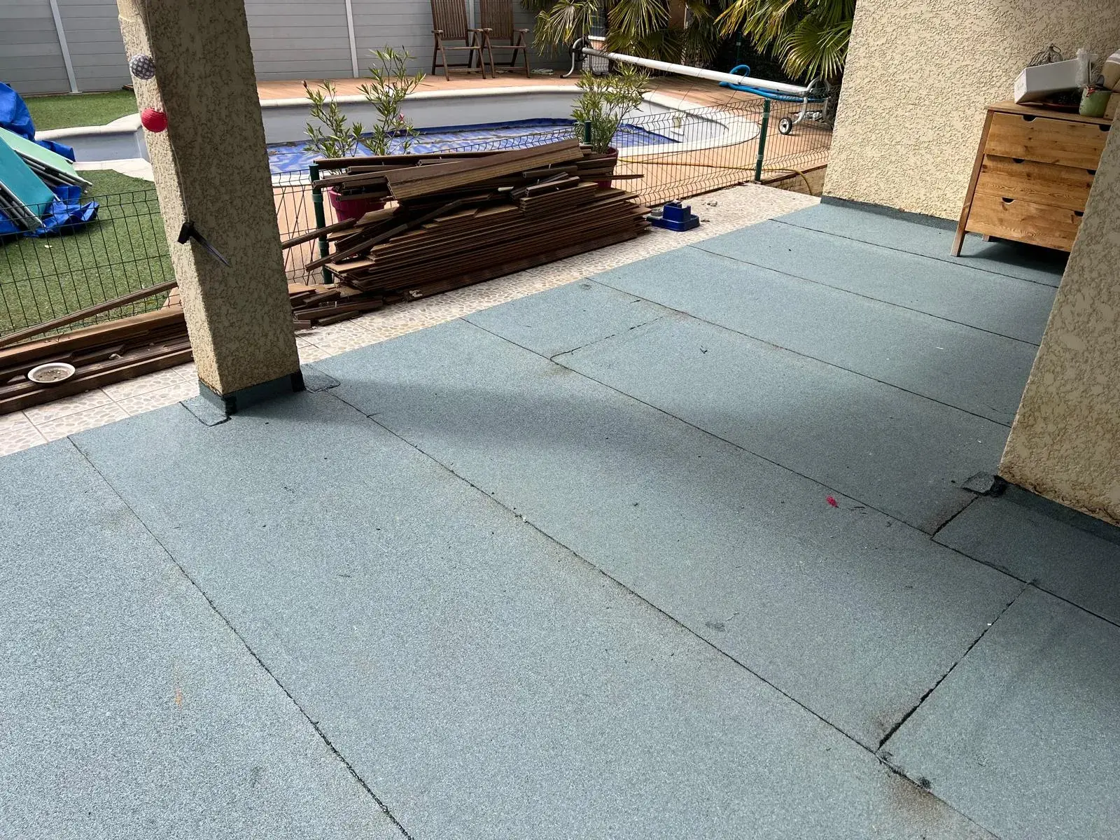 Toiture-terrasse en étanchéité bitumineuse autoprotégée au-dessus d'une terrasse, par Muller Toiture, couvreur dans l'Est lyonnais