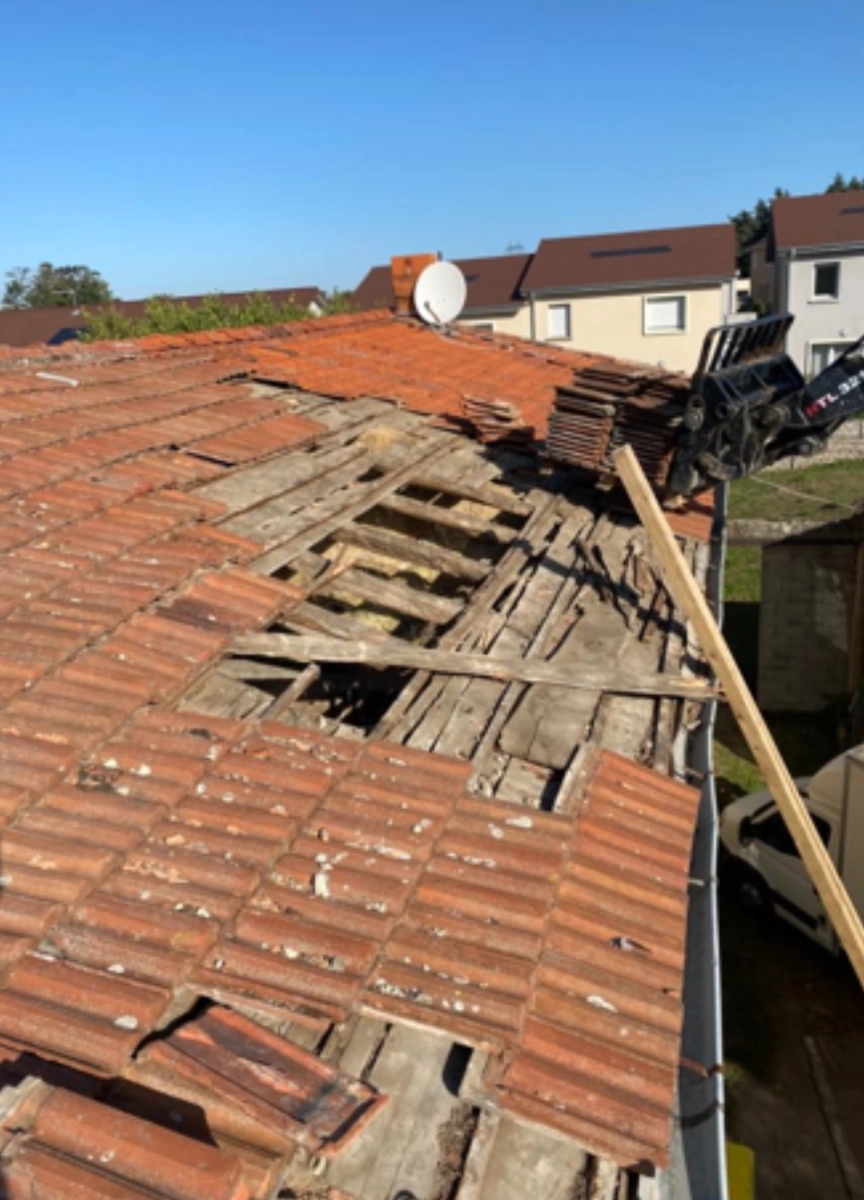 Toiture en tuiles affaissée avant réfection complète par Muller Toiture