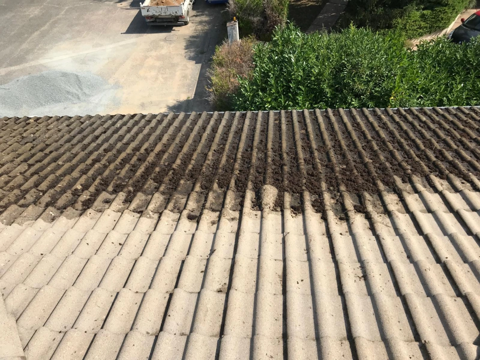 Toiture en tuiles béton encrassée par la mousse, avant démoussage par Muller Toiture