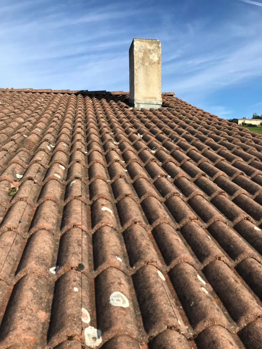 Toiture en tuiles avec cheminée réalisée par Muller Toiture, couvreur Est lyonnais