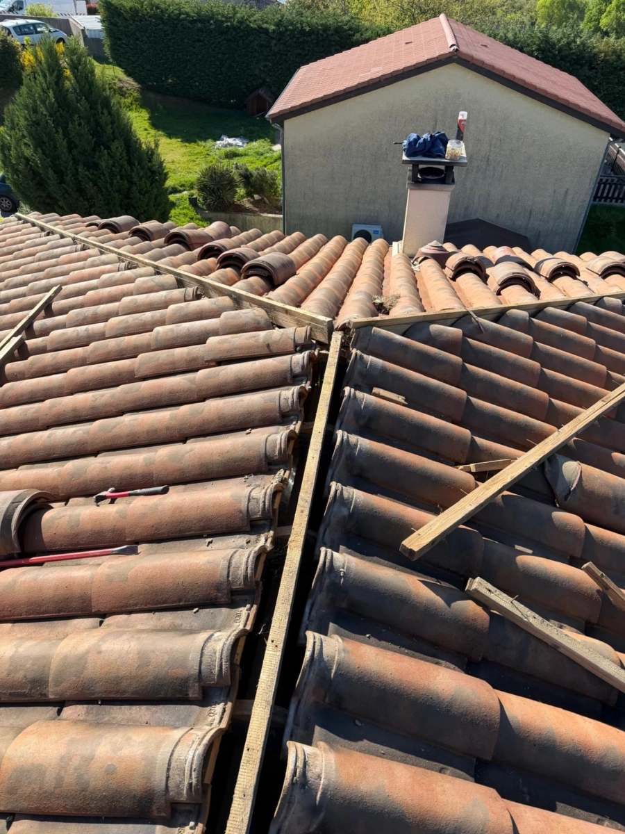 Travaux de couverture sur toiture en tuiles par Muller Toiture, Nord-Isère