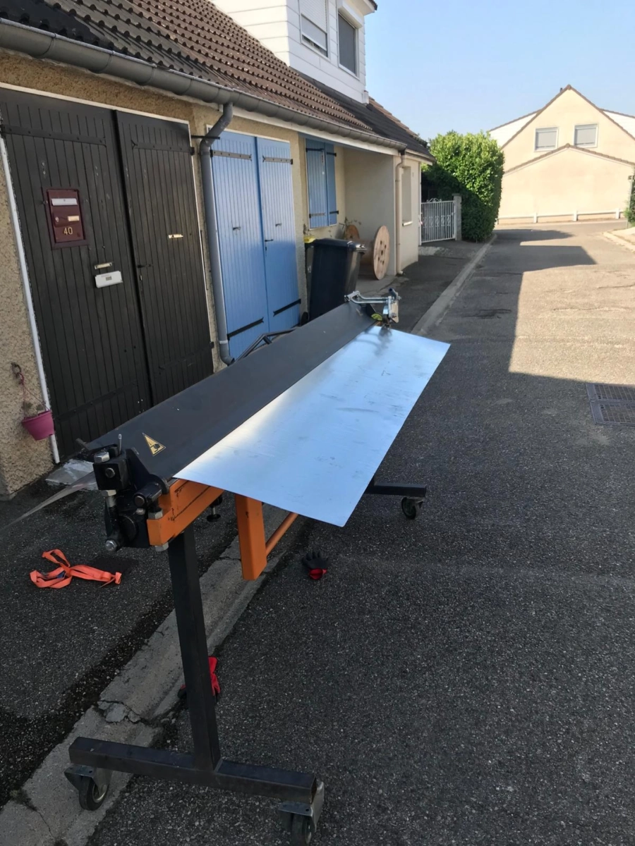 Atelier de zinguerie Muller Toiture : façonnage de tôle zinc sur plieuse